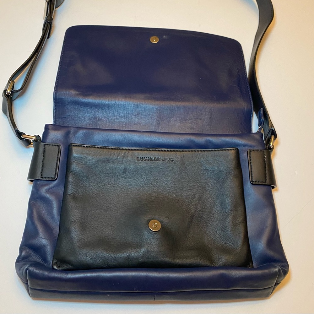Banana Republic Navy Blue and Black Crossbody MessengerLeather bag. 17 inch drop - Picture 8 of 15
